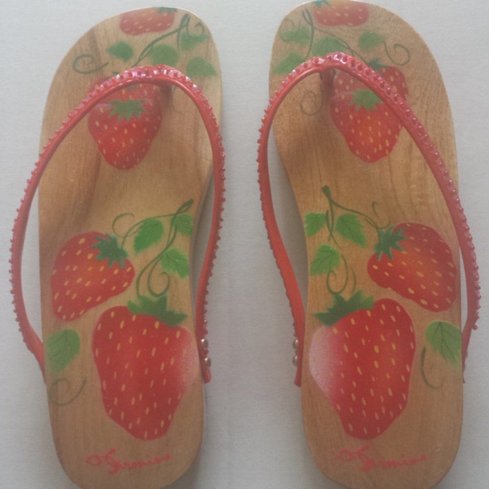 Wooden' Strawberry' flip flops...9"long size 6.5